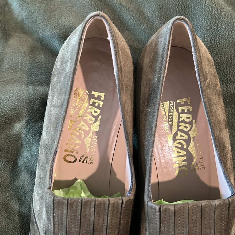 Salvatore Ferragamo Olive ๐ซ Green Suede Pumps size 8.5 narrow EUC๐๐ - Picture 8 of 8
